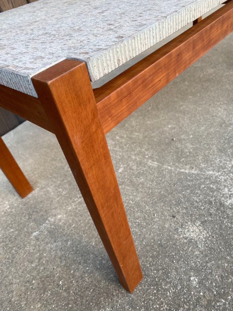 北の住まい設計社　センターテーブル　コンクリート　石材　ローテーブル