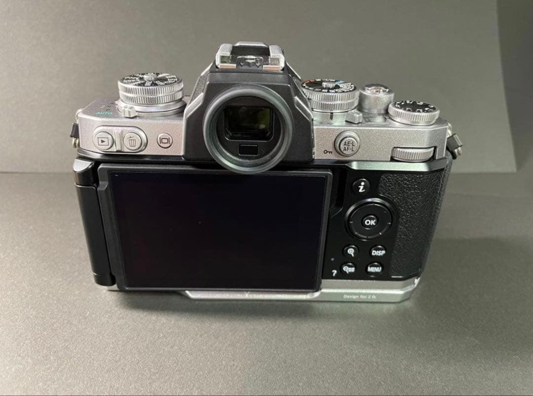 Nikon Z fc ミラーレス一眼カメラ