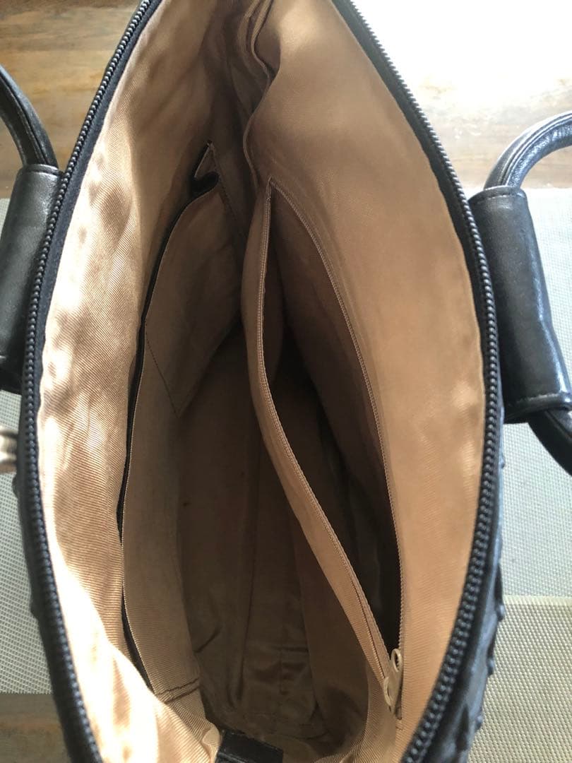 黒革トートバック　ハンドバッグ （ショルダーストラップつき）