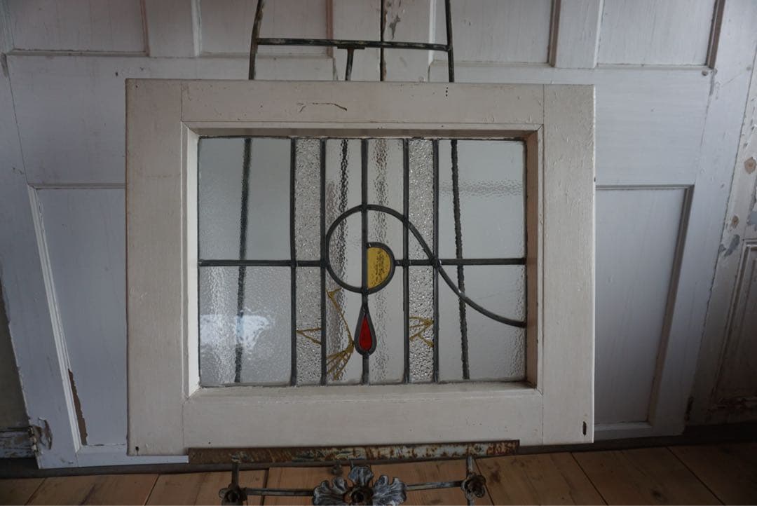 金継ぎされたアンティークステンドグラスの窓