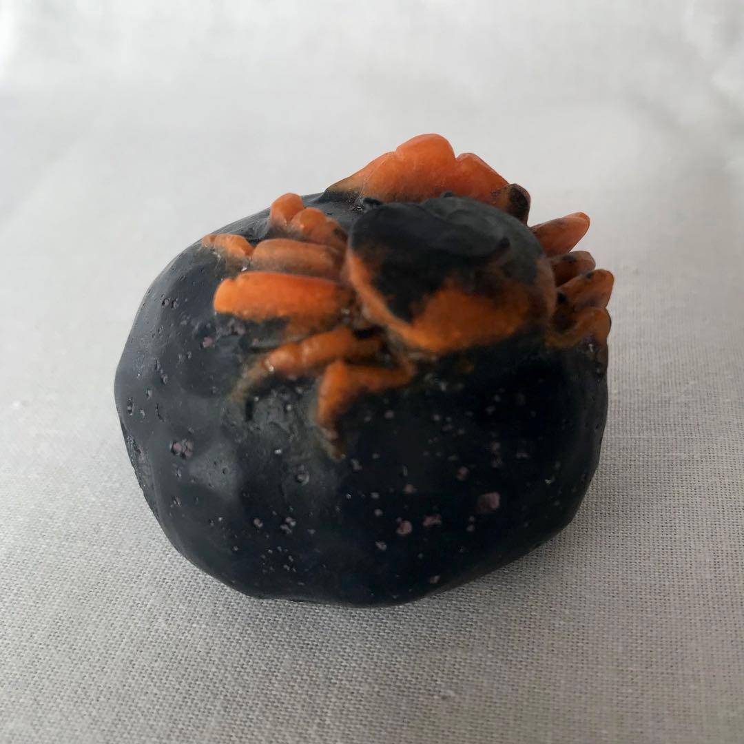 「岩に凝っとする沢蟹」　置物　ペーパーウェイト　パートドヴェール