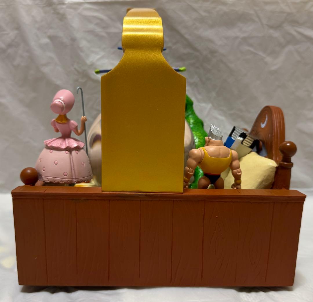 トイストーリー ベッド型 オルゴール付きスノーグローブ