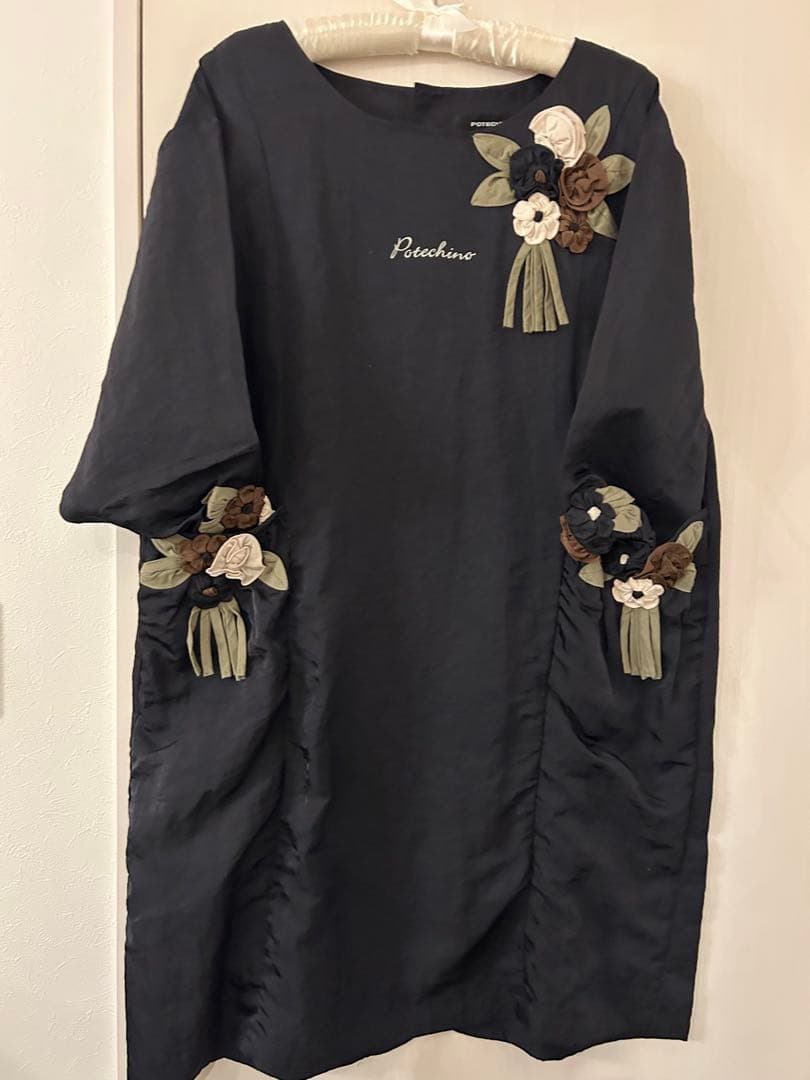 さえらポテチーノPotechino 可愛い割烹着 黒 花モチーフ【大きめ】