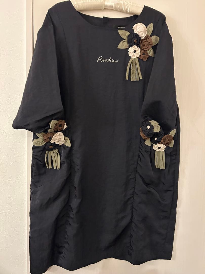 さえらポテチーノPotechino 可愛い割烹着 黒 花モチーフ【大きめ】
