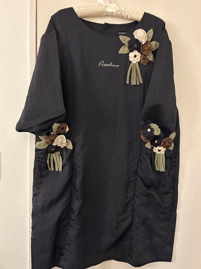 さえらポテチーノPotechino 可愛い割烹着 黒 花モチーフ【大きめ】