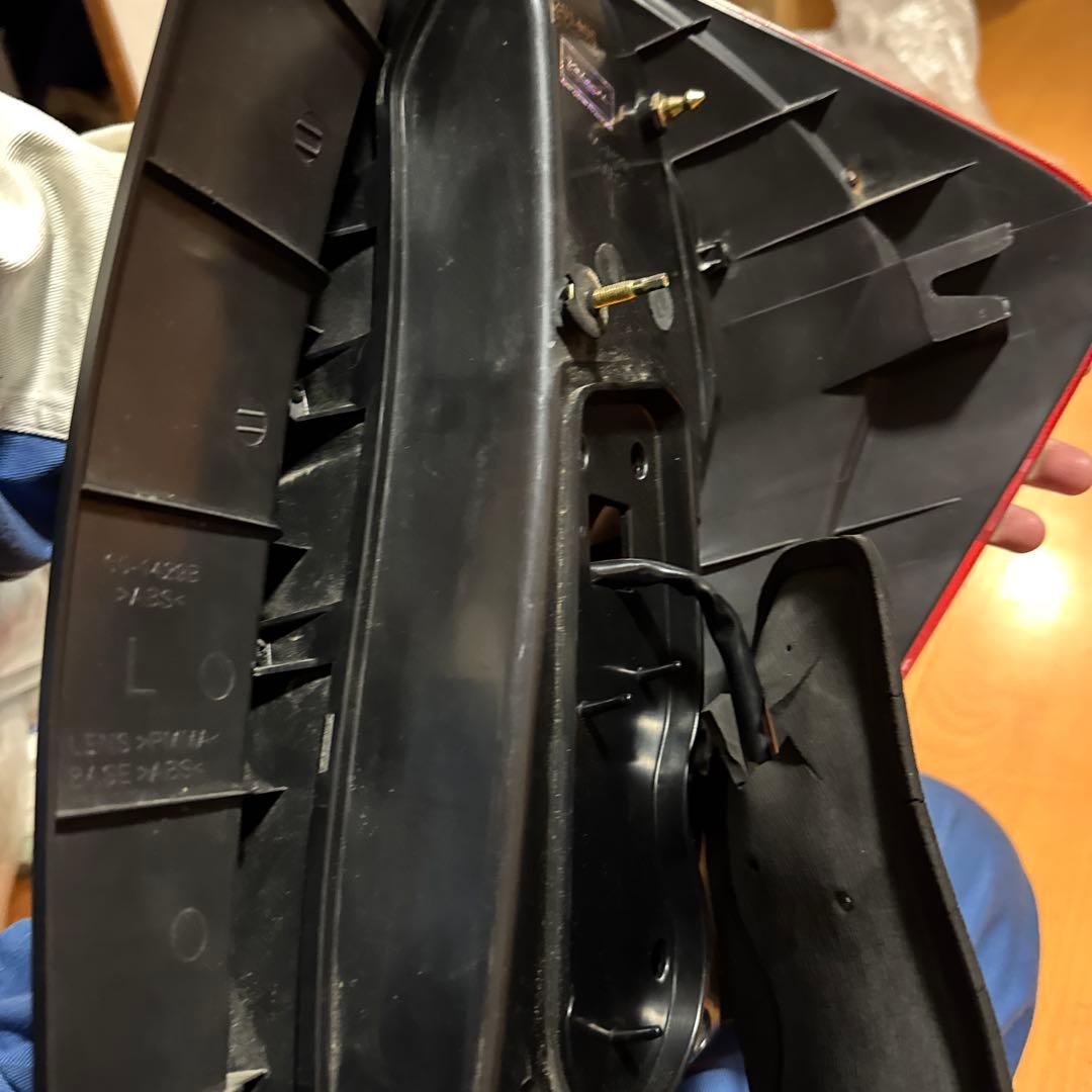 プリウスα ヴァレンティ　左　テールランプ