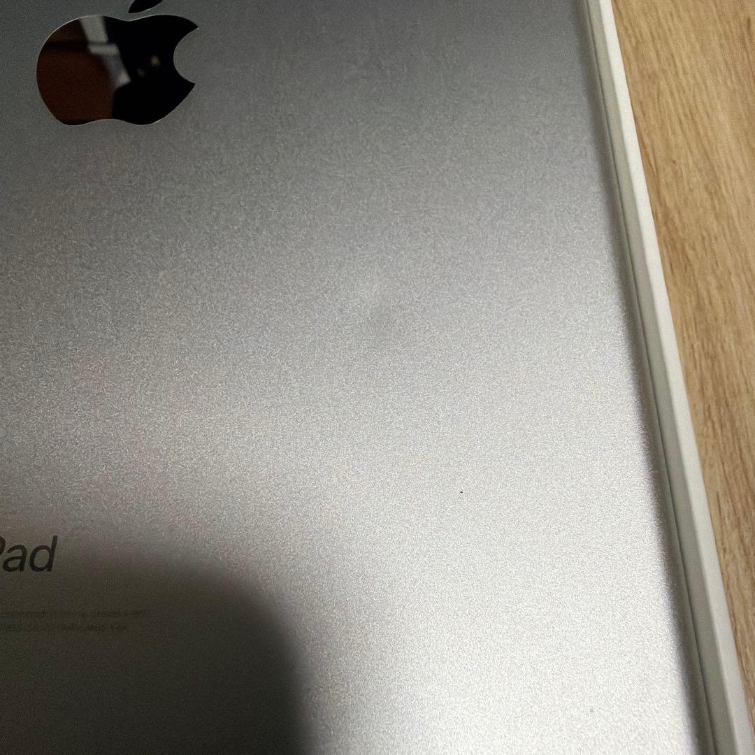 iPad 第6世代　シルバー　32GB WiFiモデル