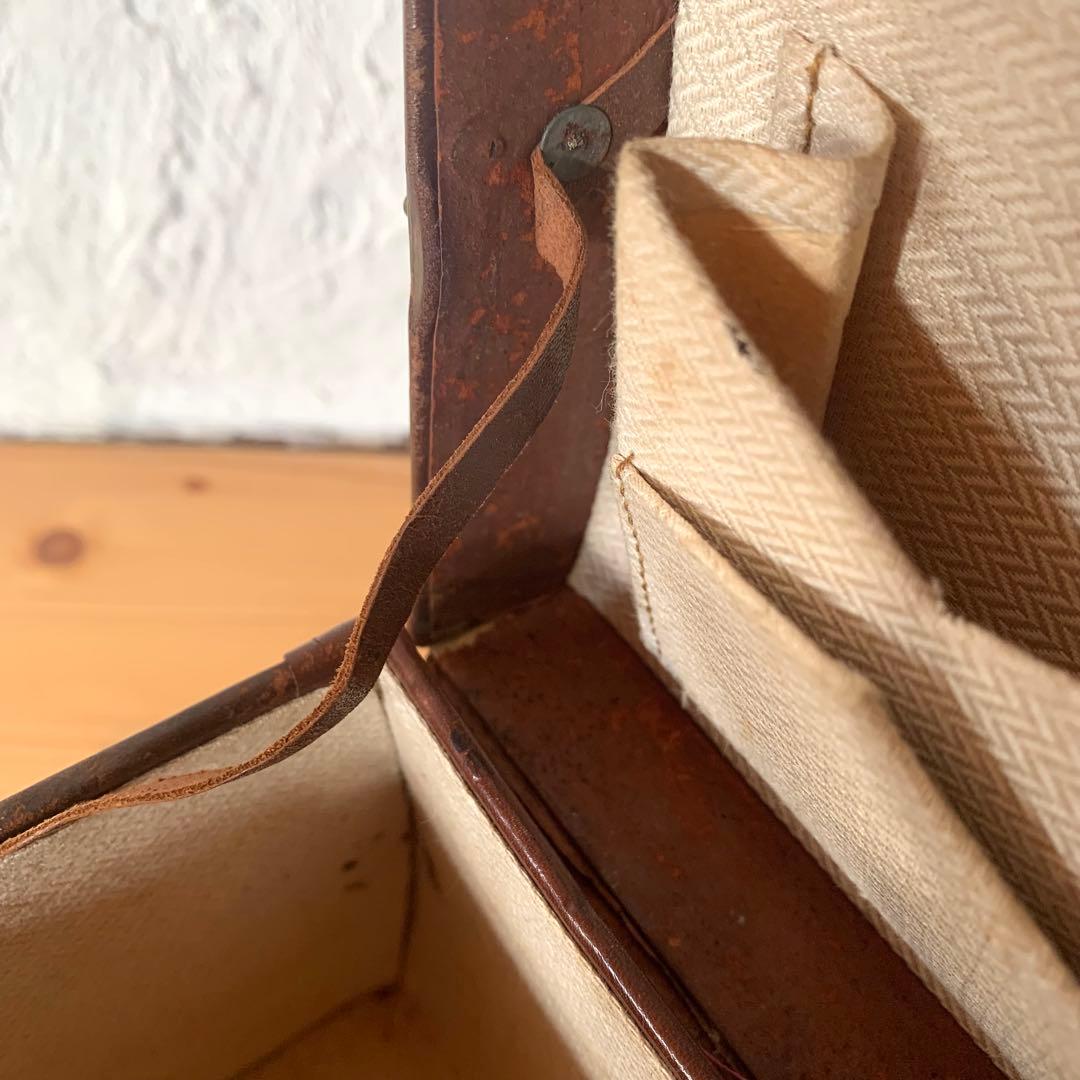 木芯革張り　小型トランク型　手提げ金庫　手提げ鞄　箱型　業務かばん　古道具