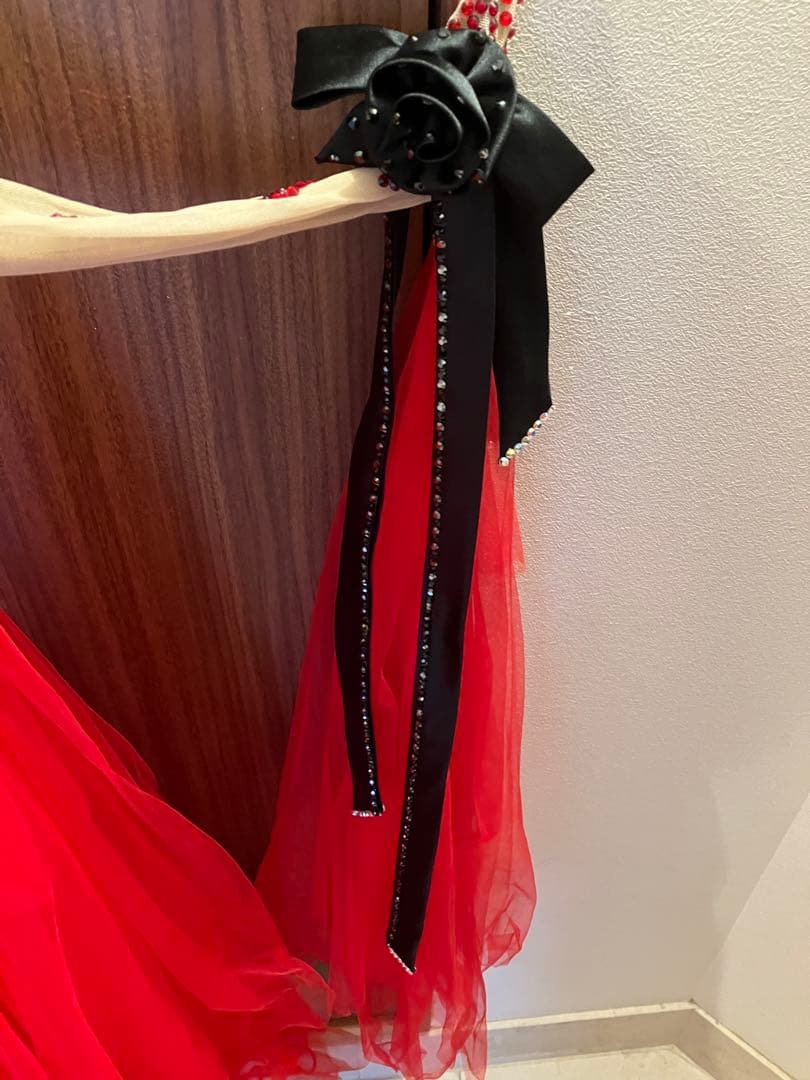 赤いチュールドレス ビーズ刺繍付き