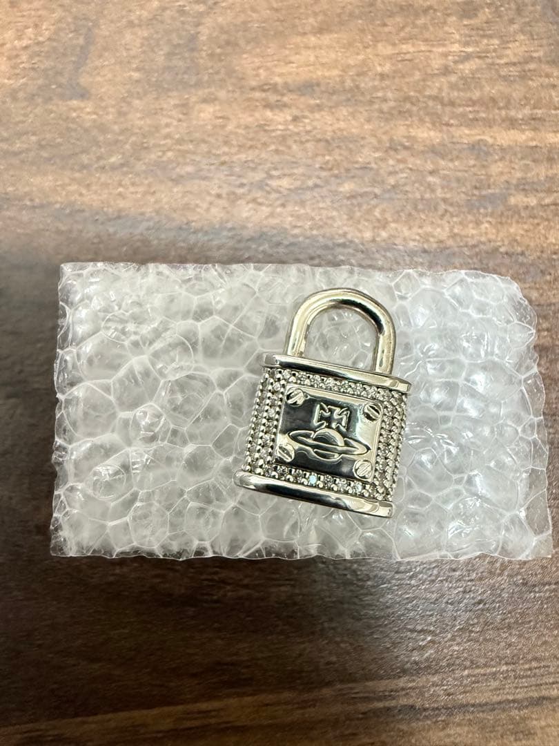 vivienne westwood シングルピアス　南京錠