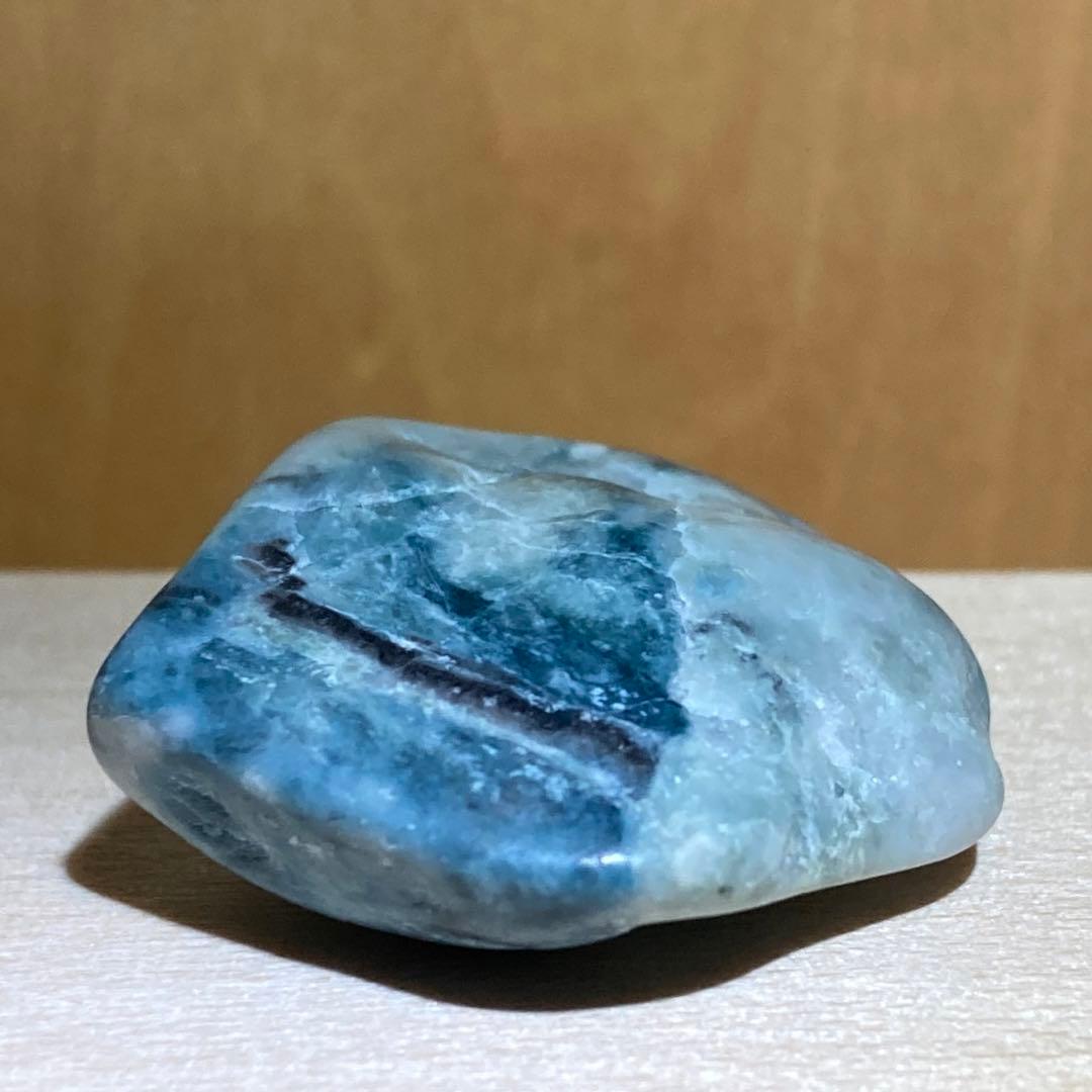 【超貴重石】糸魚川翡翠　横川　黒入り 断層 青翡翠　原石　9.7ｇ