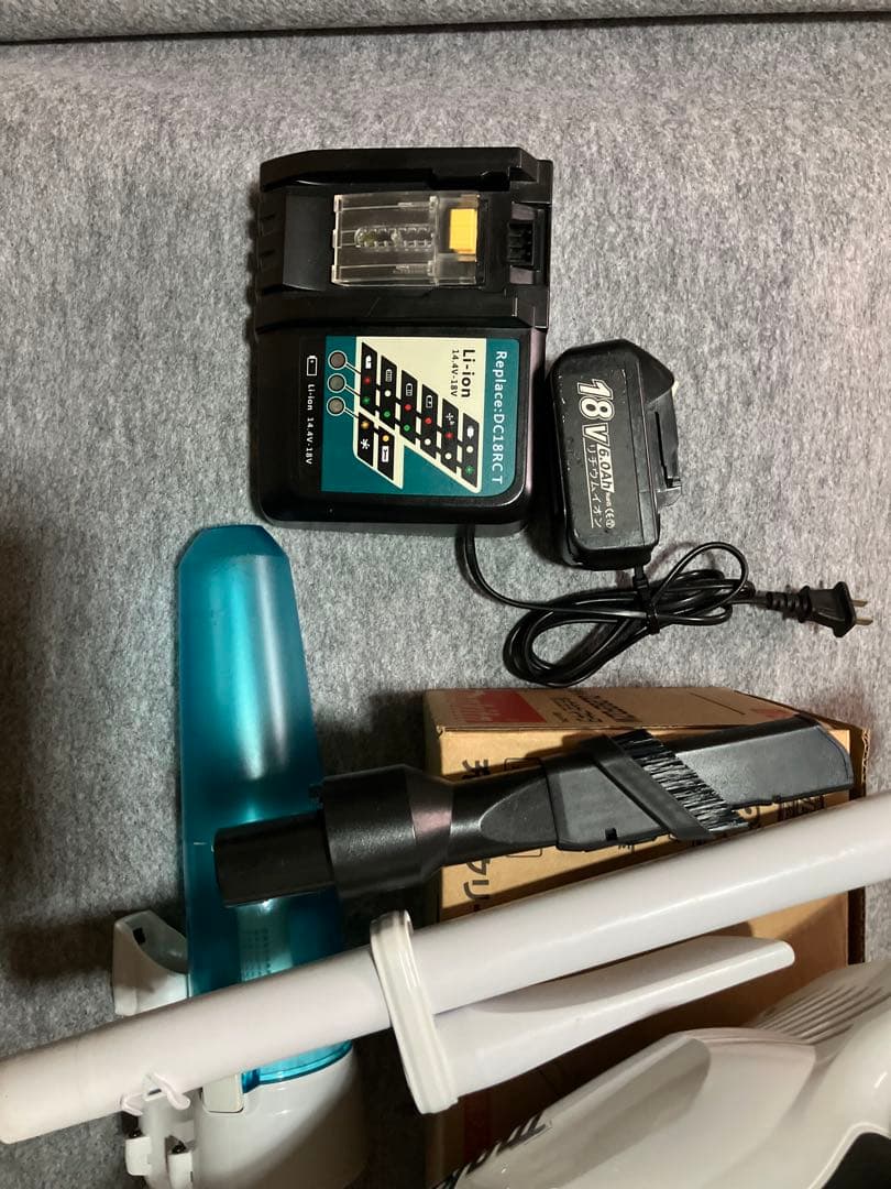 美品　Makita クリーナー CL282FDZ CW サイクロン箱、説明書付き
