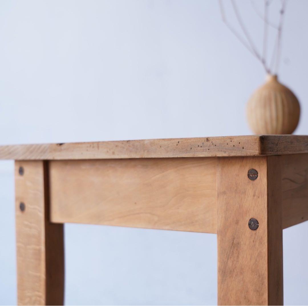 古い無垢材のサイドテーブル