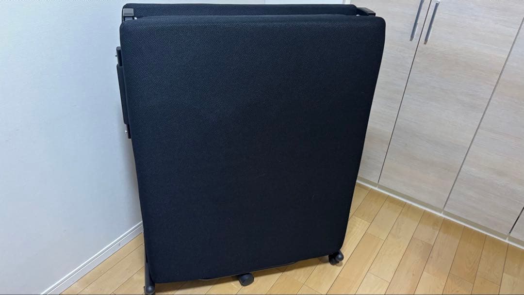 黒の折りたたみベッド