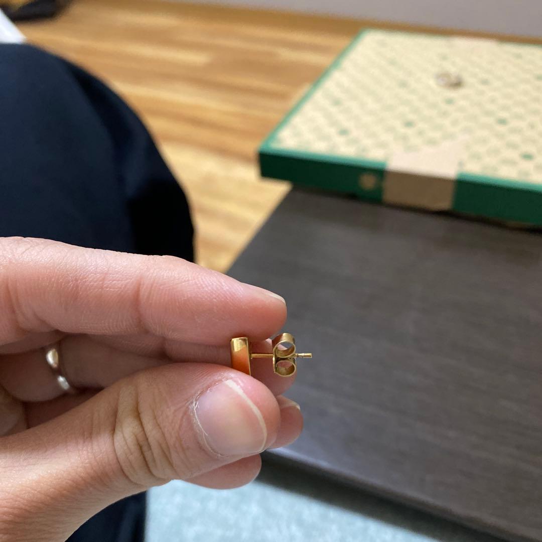 V字型ゴールドスタッドピアス　片耳