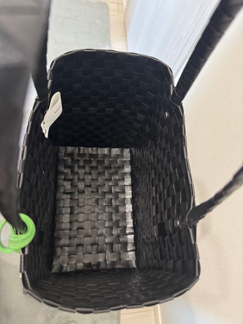 MARNI MARKET かごバッグ 黒と白