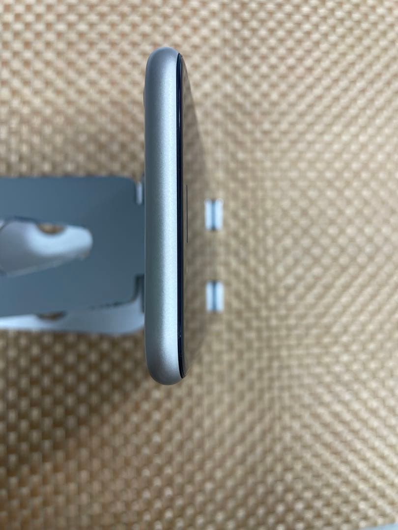 iPhone SE 第3世代 64 GB スターライトSIMフリー【3218】