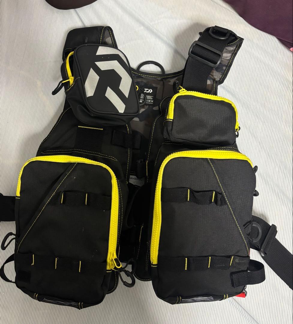 Daiwa フィッシングベスト 黒/黄色 カモフラージュ