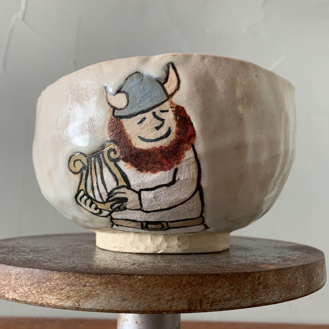 妻の作った　北欧風の犬神家　朝霧に浮かぶスケキヨ・イヌガミと斧琴菊の抹茶茶碗