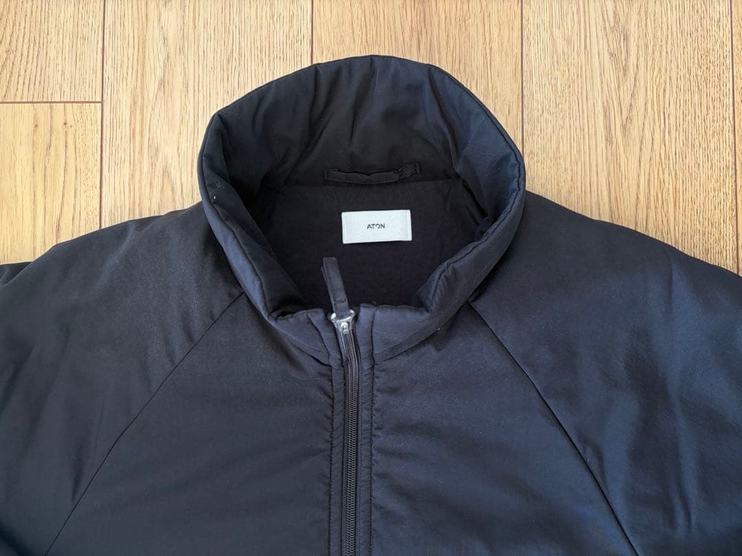 ジャケット・アウター ATON MAT AIRLY NYLON WOOL PADDED STAND