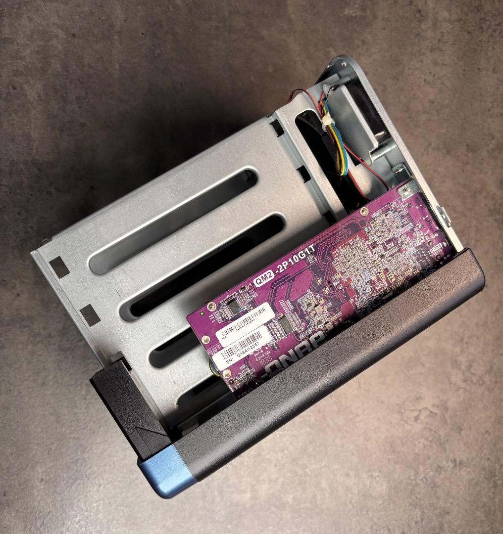 QNAP TS-453Be NAS 本体（10GbE・メモリ8GB拡張済み）