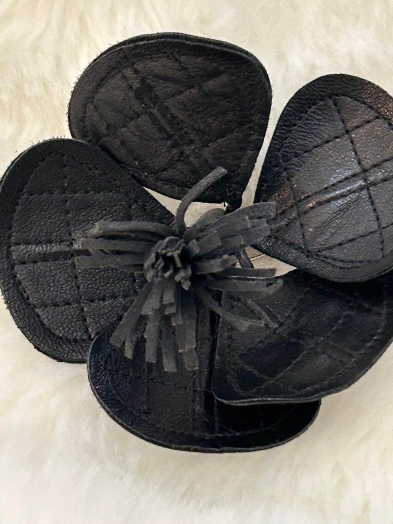 CHANEL ビンテージマトラッセ黒いレザー花型ブローチ約10cm可愛い