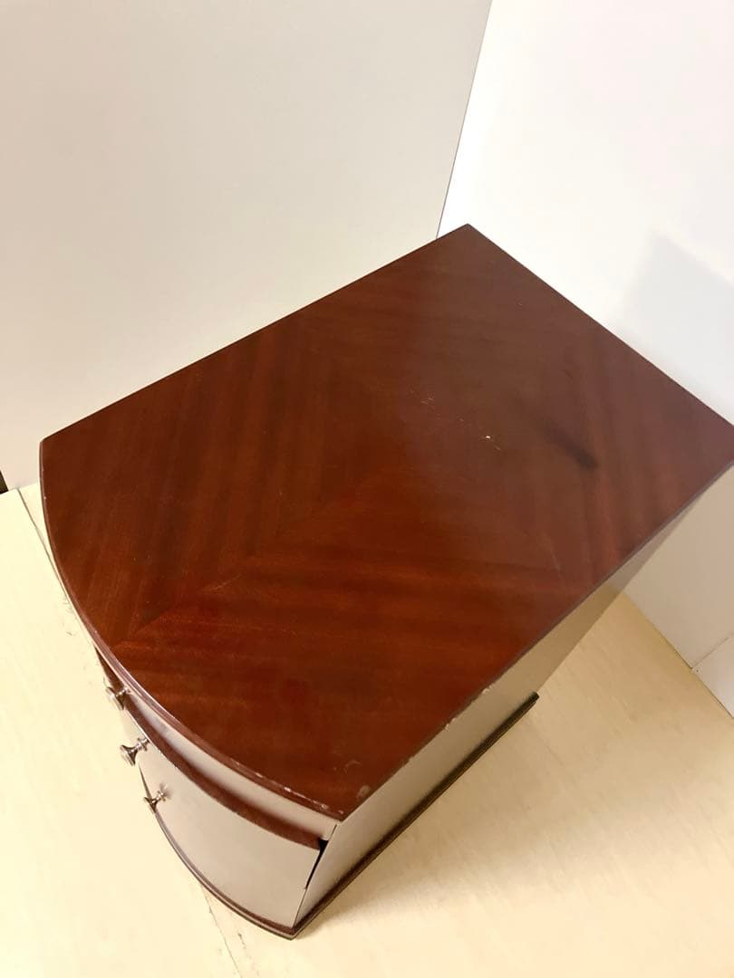 アンティーク調　キャスター付き　木製サイドテーブル　キャビネット　エンドテーブル