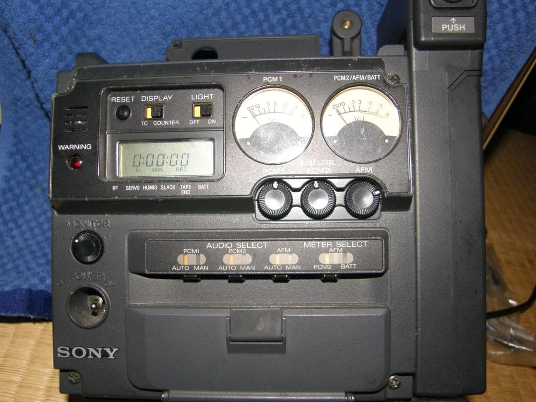 ソニーHI8ドカブルタイプレコーダーEVV-9000ジャンク品の出品です。