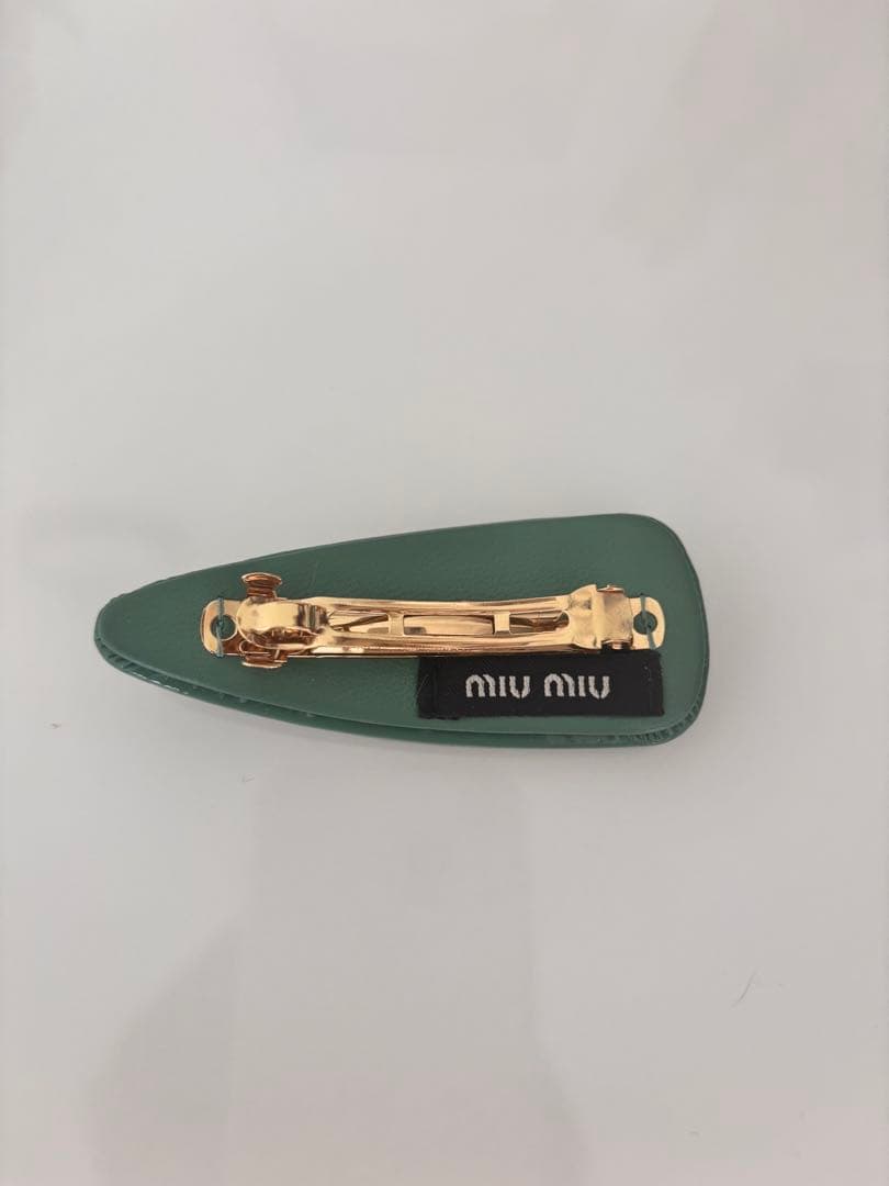 miu miu グリーン ヘアクリップ