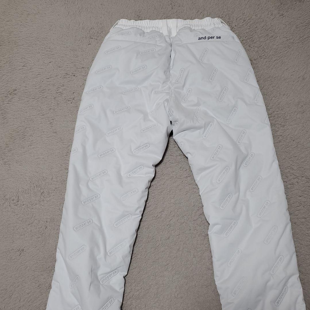 and per se ホワイトパンツ ロゴ刺繍入り