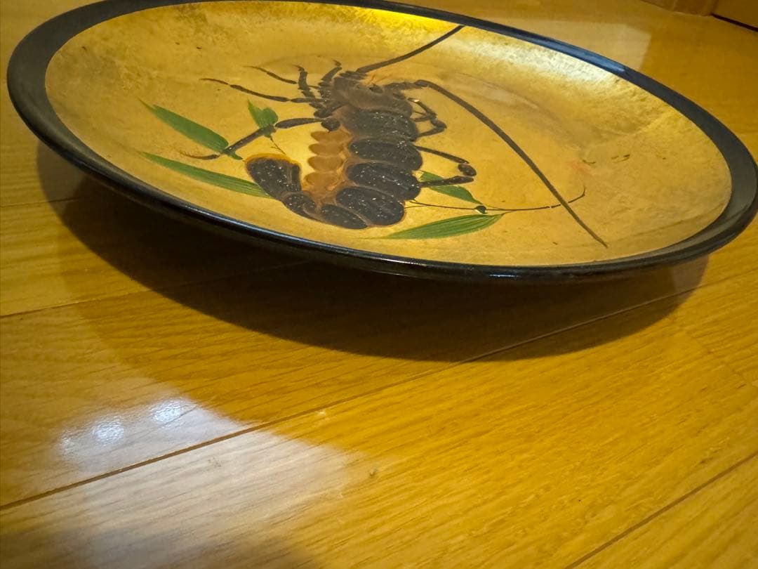 金色地に伊勢海老が描かれた漆器の飾皿