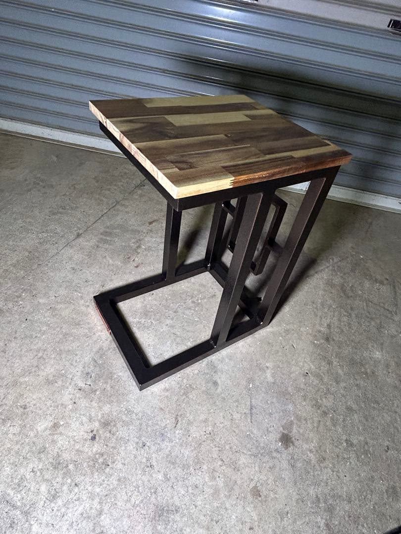 ASE デザイン性を重視したサイドテーブル　粉体塗装を施した他にはないカラー