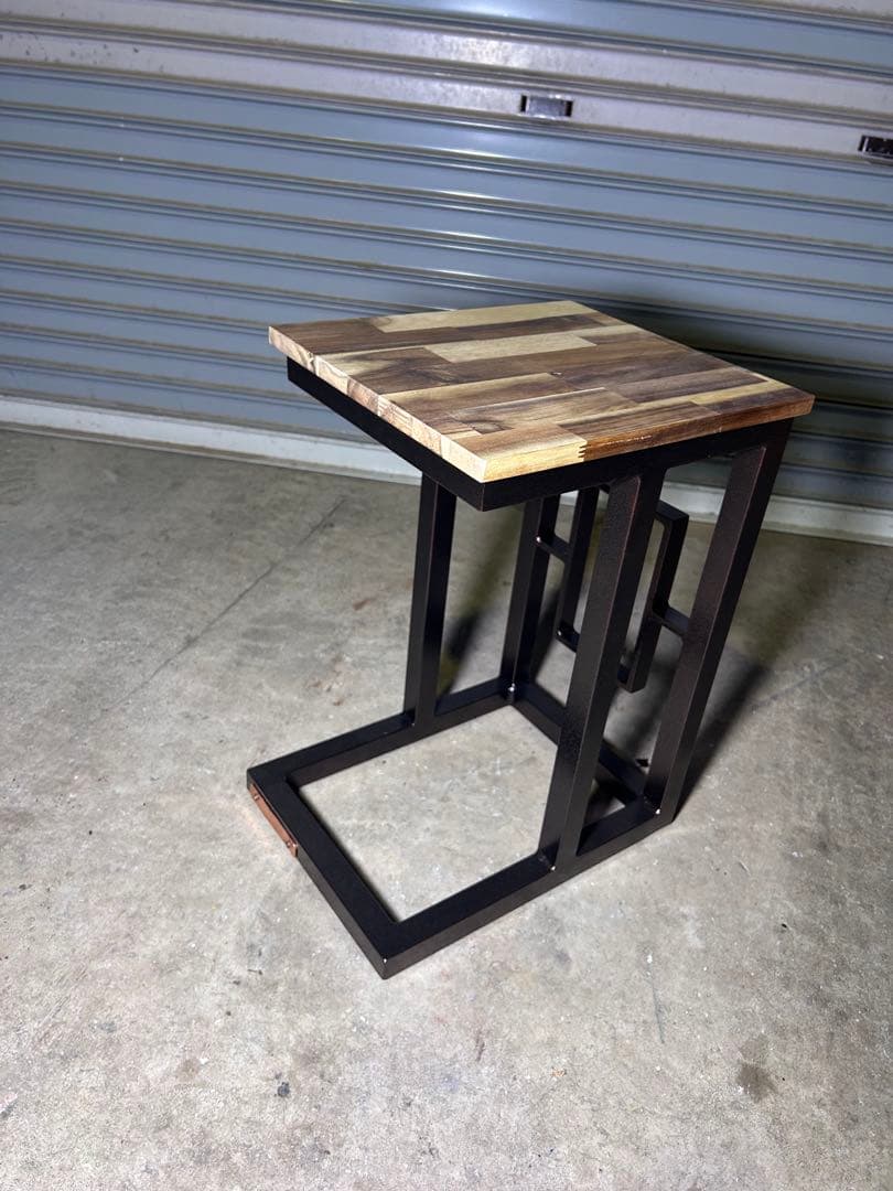 ASE デザイン性を重視したサイドテーブル　粉体塗装を施した他にはないカラー