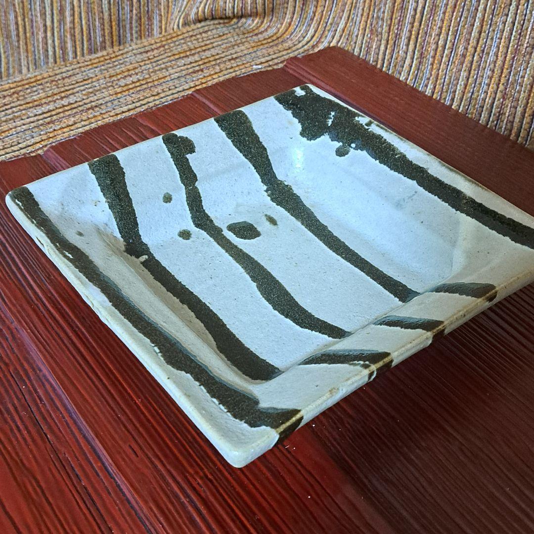 濱田庄司　浜田庄司　糠釉黒流掛角皿　です。