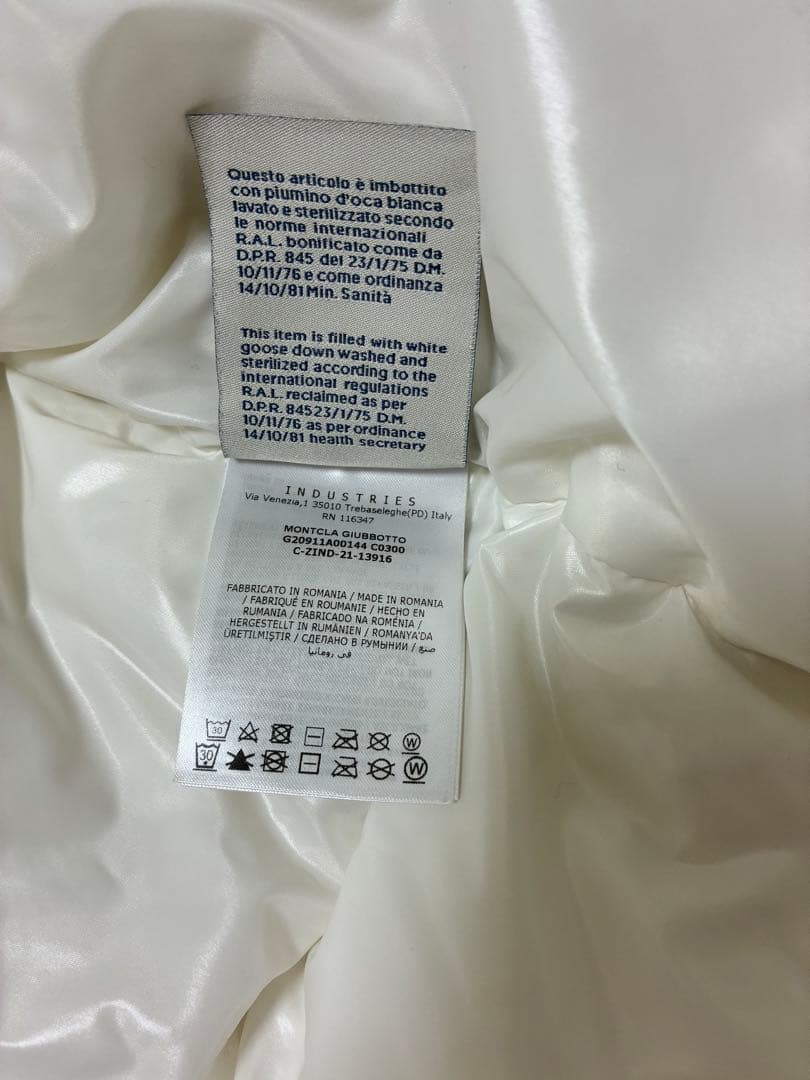 MONCLER フード付きホワイトダウンジャケット