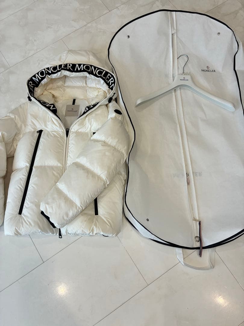 MONCLER フード付きホワイトダウンジャケット