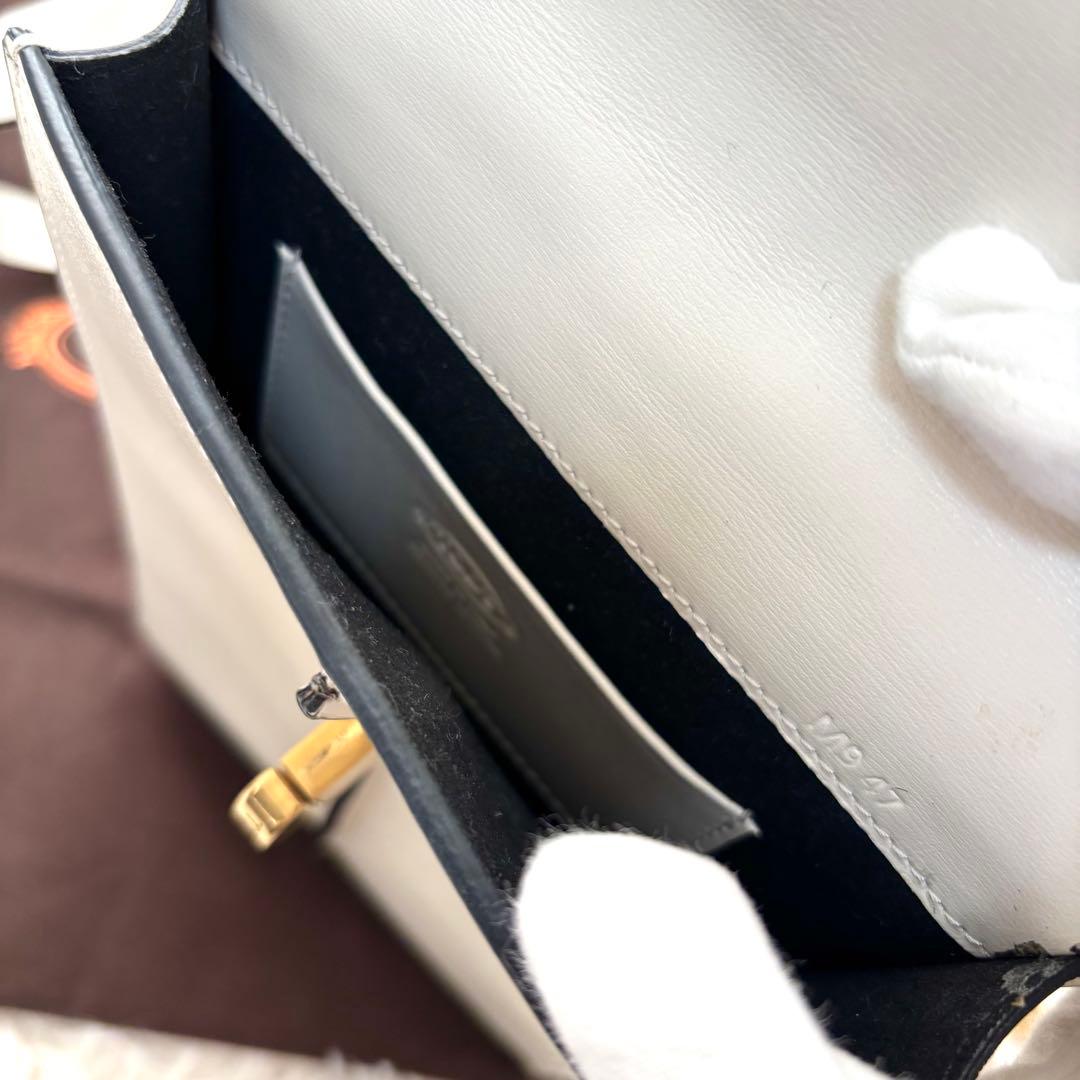 TOD'S トッズ スマホショルダーバッグ 金具 ロゴ金具 ロゴ型押し