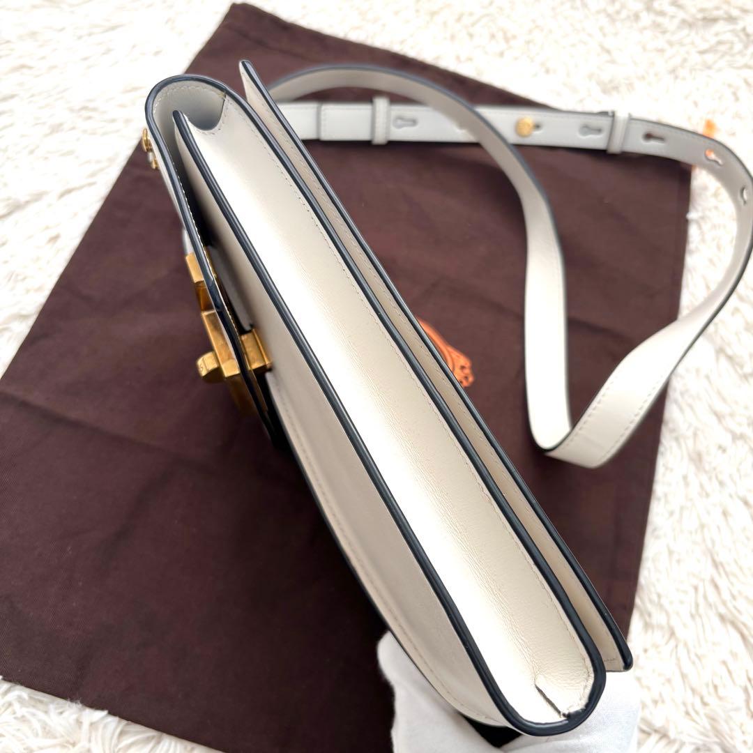 TOD'S トッズ スマホショルダーバッグ 金具 ロゴ金具 ロゴ型押し