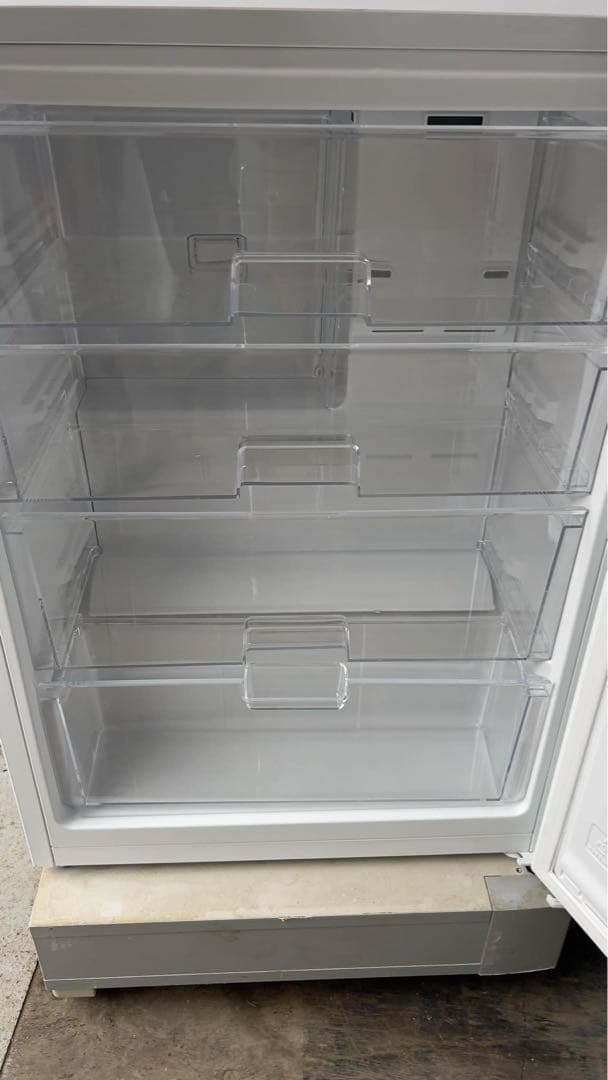 美品アイリスオーヤマIUSN-7A-W 24年型66L右開き