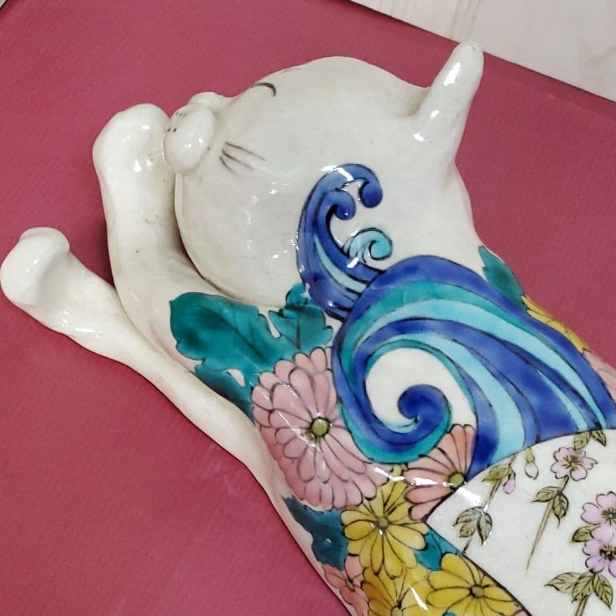 九谷焼 横猫 色絵菊 猫 置物
