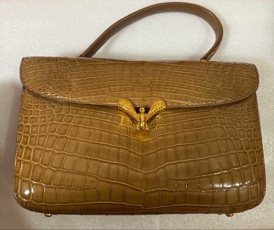 クロコダイル型押しデザインのハンドバッグ