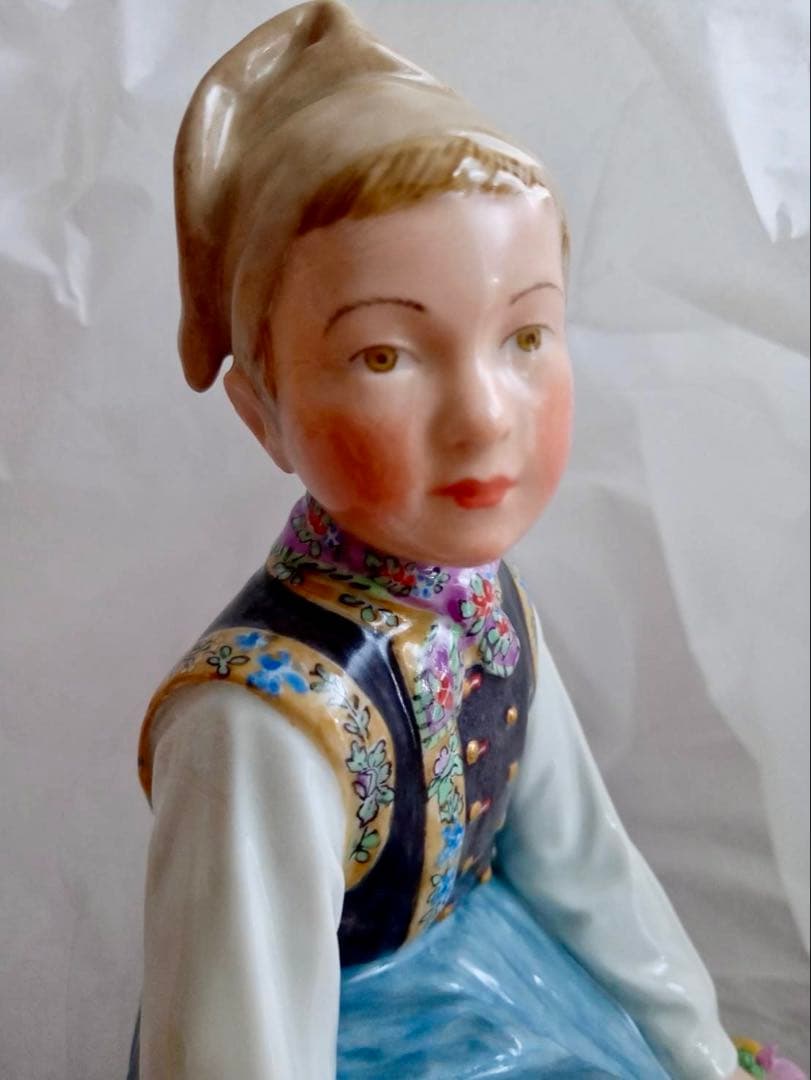 尚　　ロイヤルコペンハーゲン　フィギュリン　陶器人形　民族衣装シリーズ
