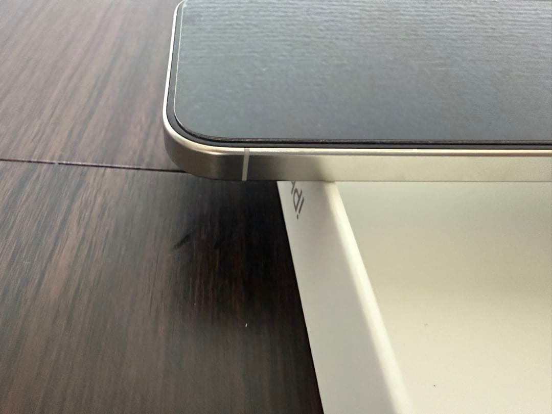 【訳あり】Apple iPhone 15Pro ホワイトチタニウム（ケース付き）