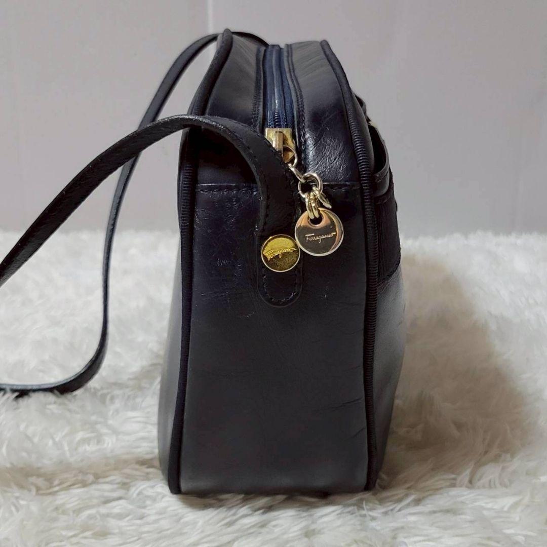 美品✨　サルヴァトーレフェラガモ　ショルダーバッグ　ヴァラリボン　ガンチーニ　紺