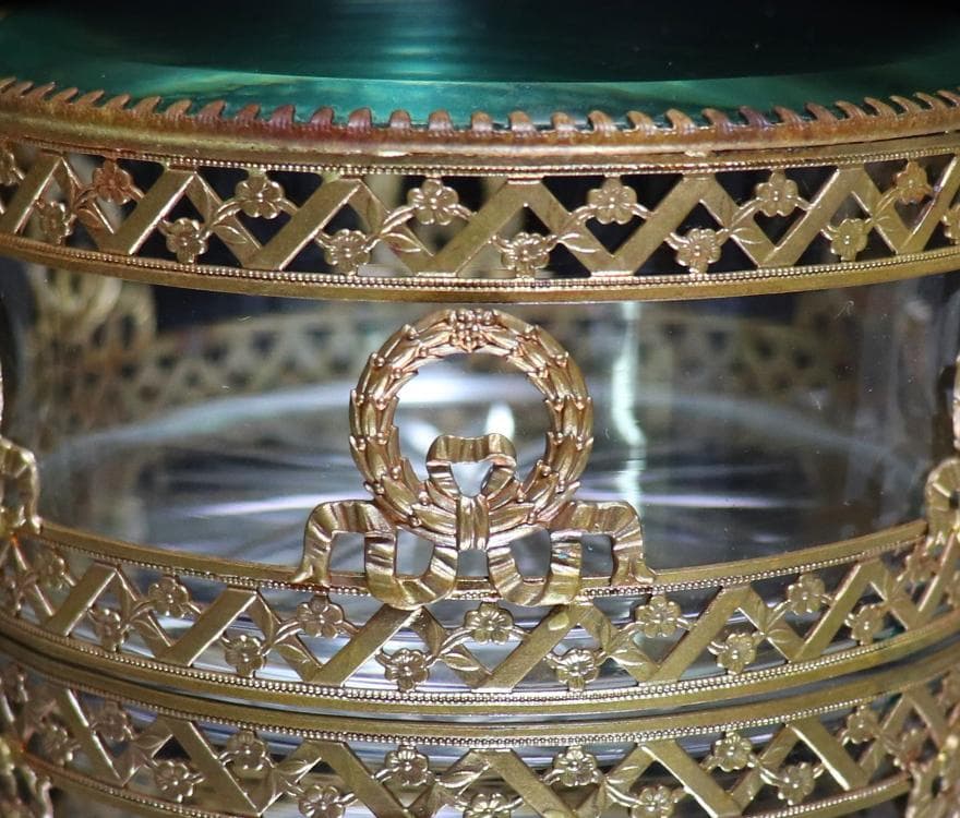 オールド・バカラ 1880年頃 ブロンズ装飾小物入れ 切子 花つなぎ文様とリボン