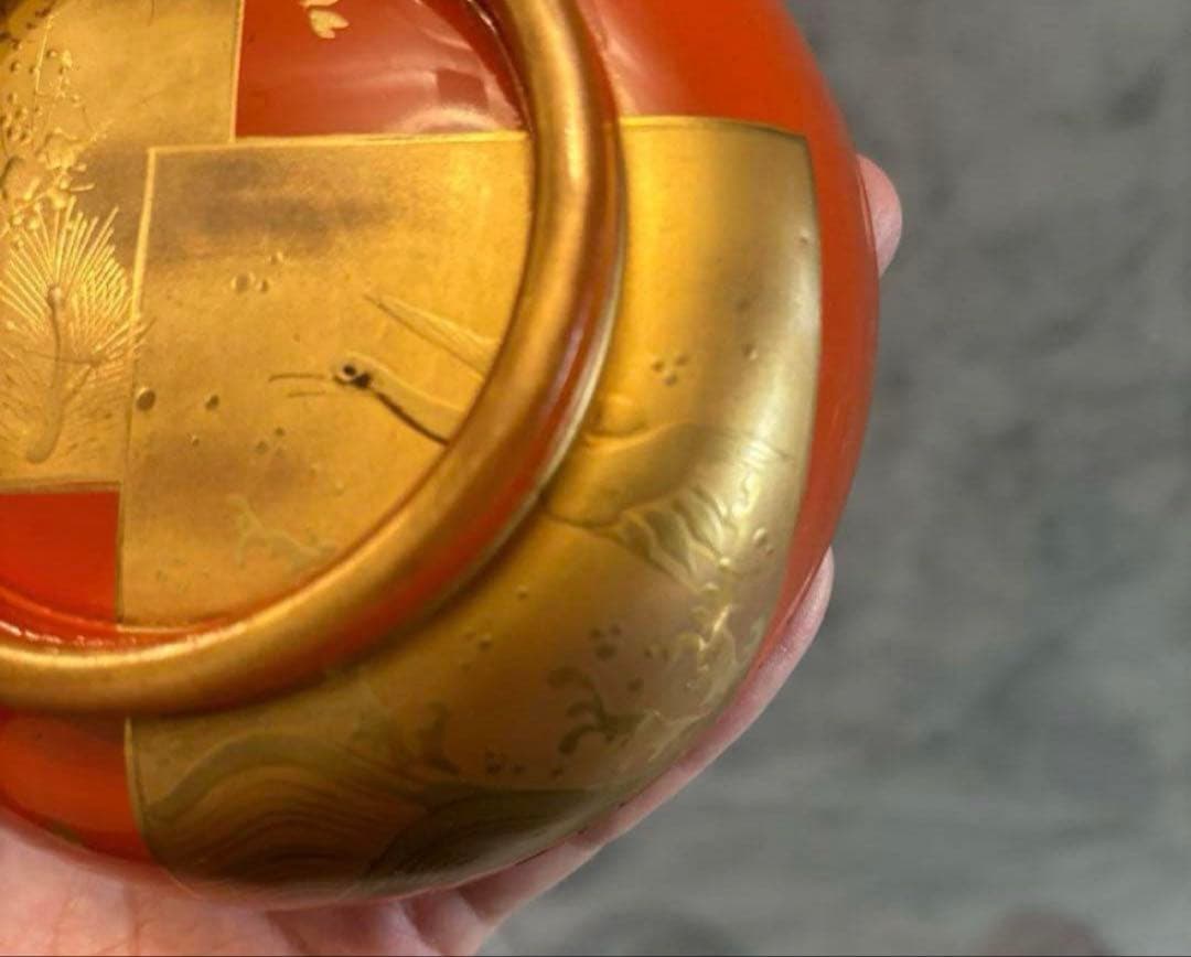 鶴や松竹梅が美しくふんだんに使われた金彩が美しい絢爛豪華な蒔絵の木製輪島お椀2客