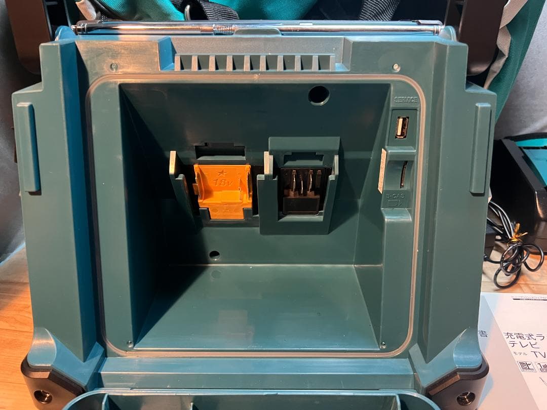 侍*ン様 マキタ 充電式ラジオ付テレビ TV100・ハンディライト ML807