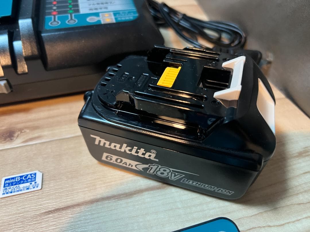 侍*ン様 マキタ 充電式ラジオ付テレビ TV100・ハンディライト ML807