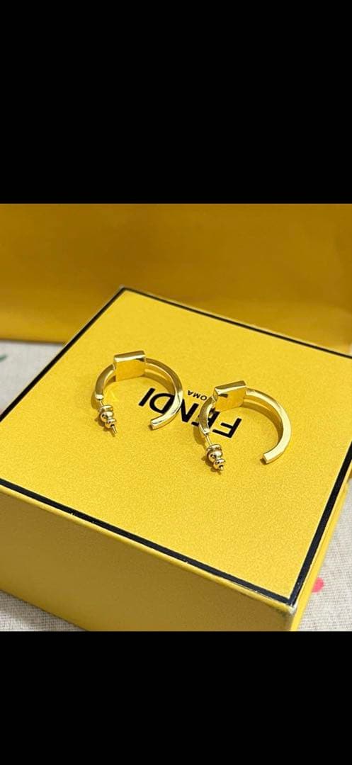 FENDI ゴールドフープイヤリング