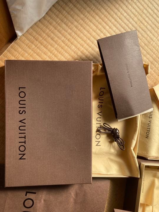 ＬＯＵＩＳ　ＶＵＩＴＴＯＮ　箱、ショッパー、商品袋、お手入れ布他23点セット